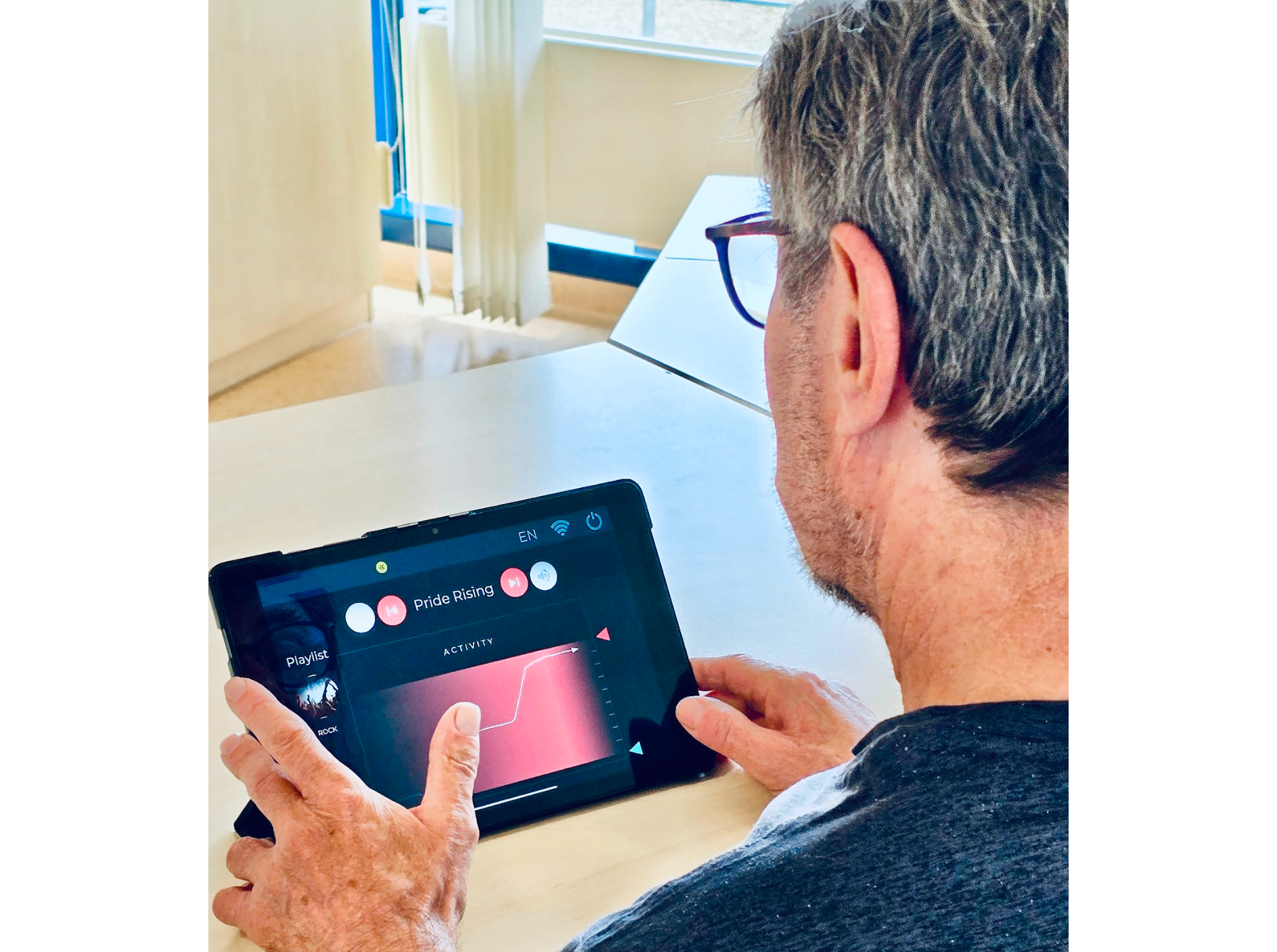 Patient:in übt eigenständig mit dem LogoSonic-Tablet